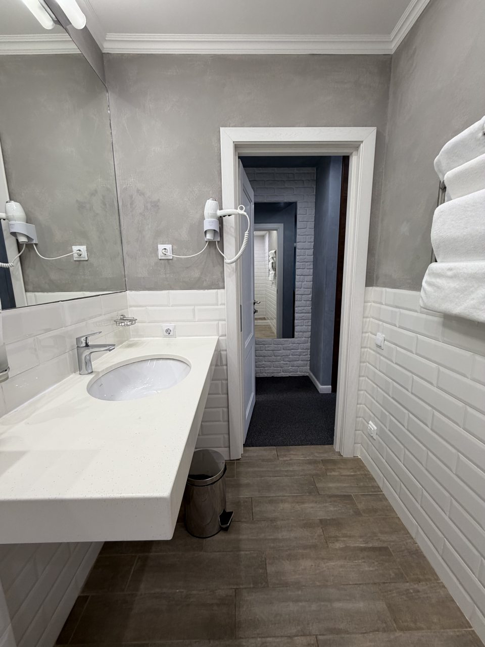 Люкс, Отель Петр