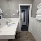 Люкс, Отель Петр