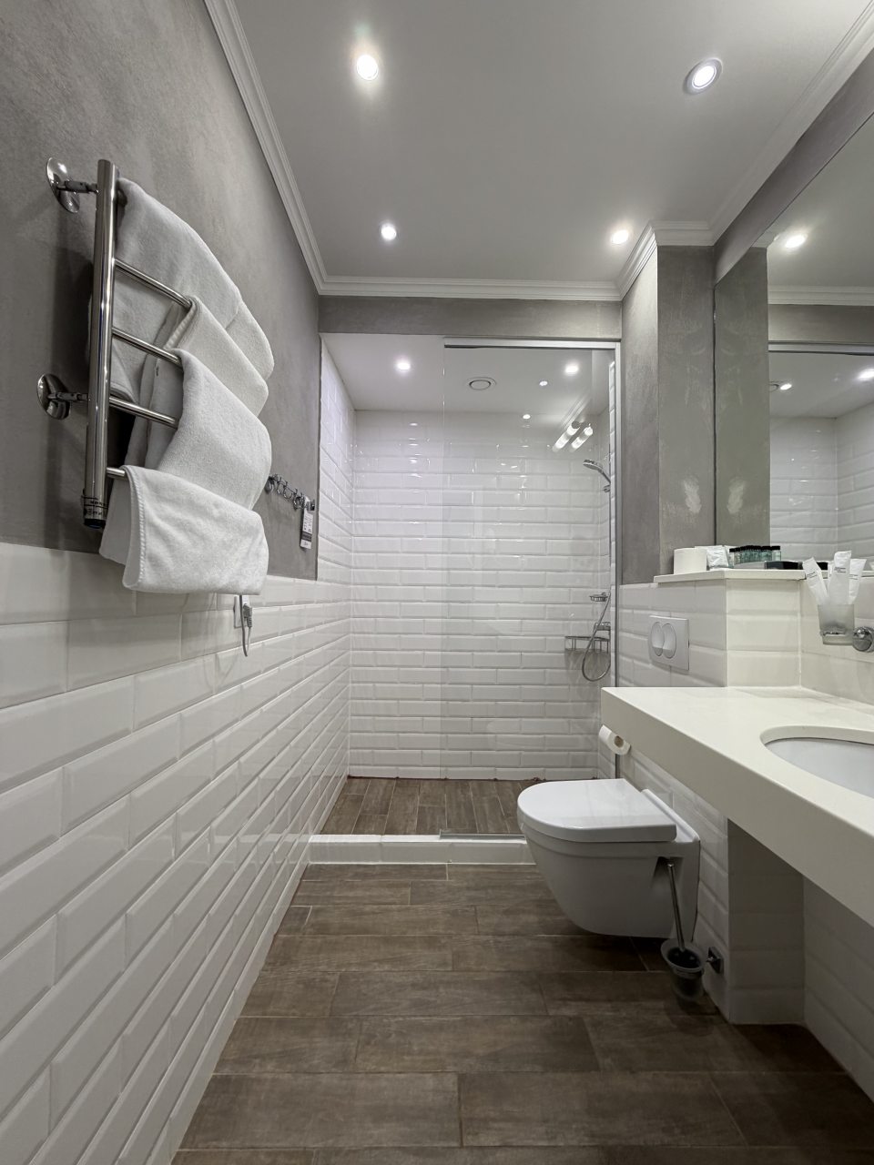 Люкс, Отель Петр