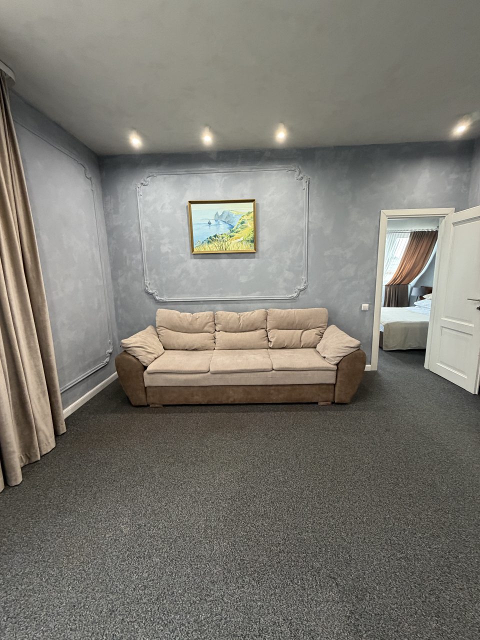 Люкс, Отель Петр