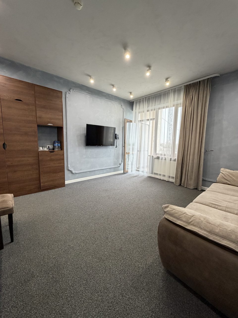 Люкс, Отель Петр