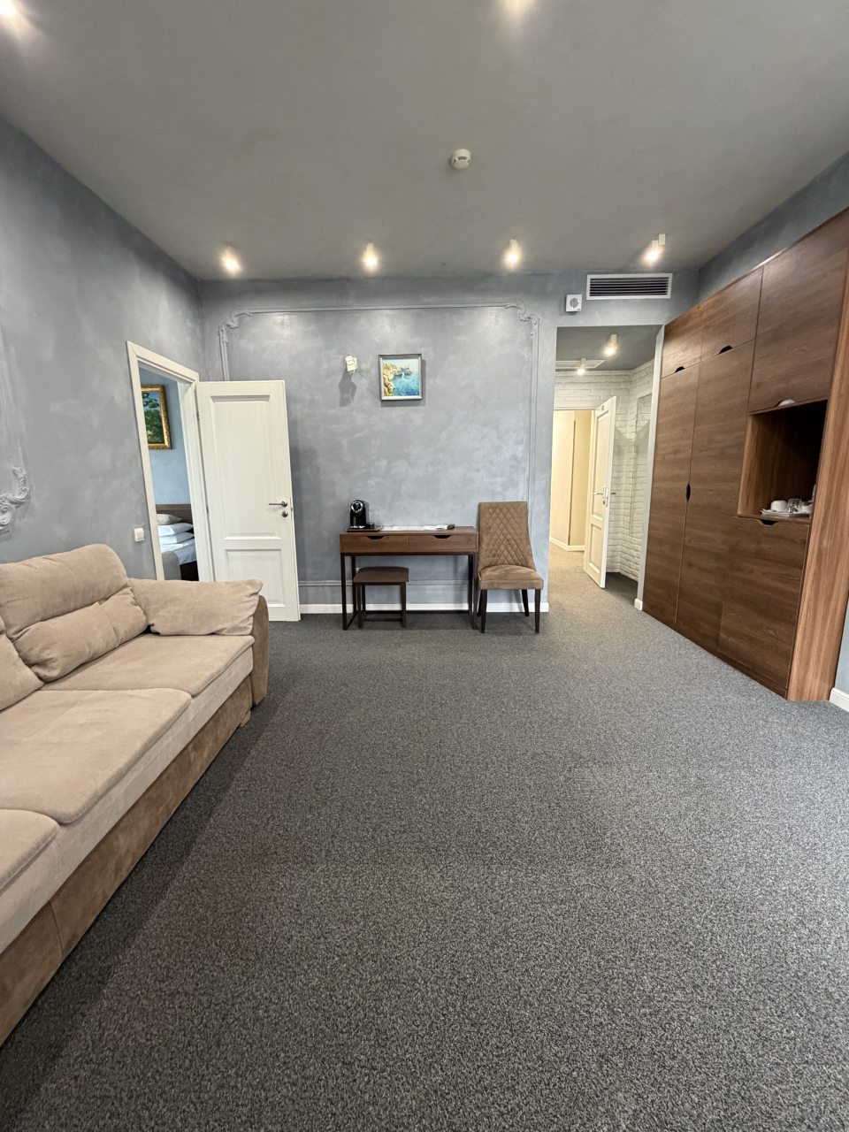 Люкс, Отель Петр