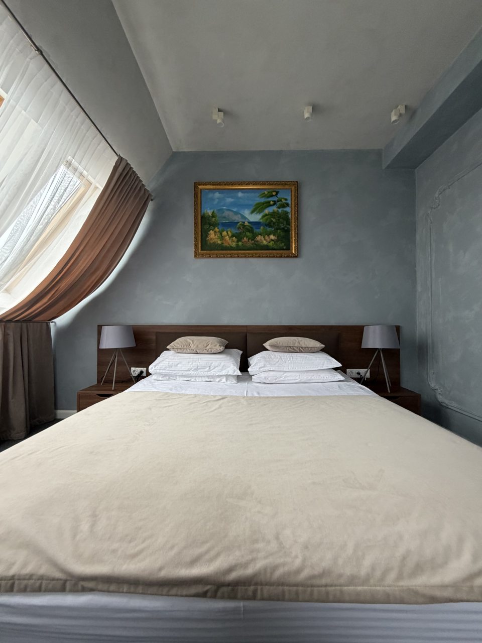 Люкс, Отель Петр