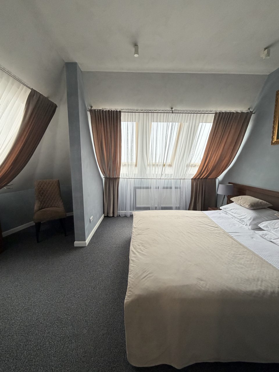 Люкс, Отель Петр