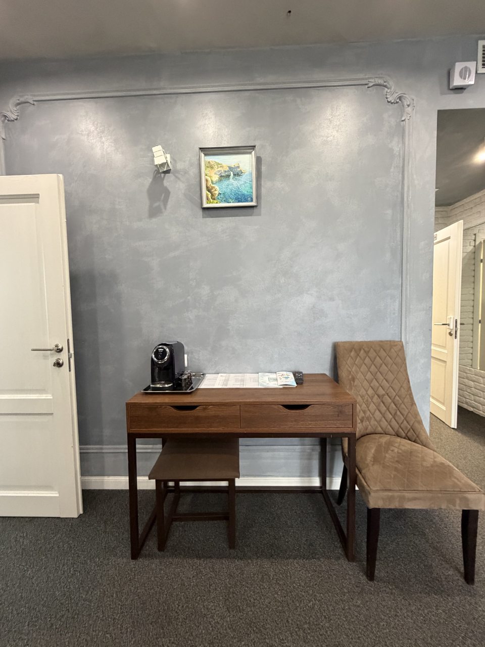 Люкс, Отель Петр