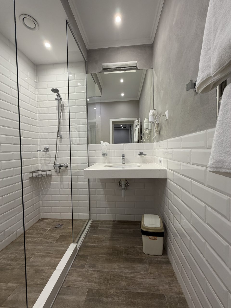 Полулюкс, Отель Петр