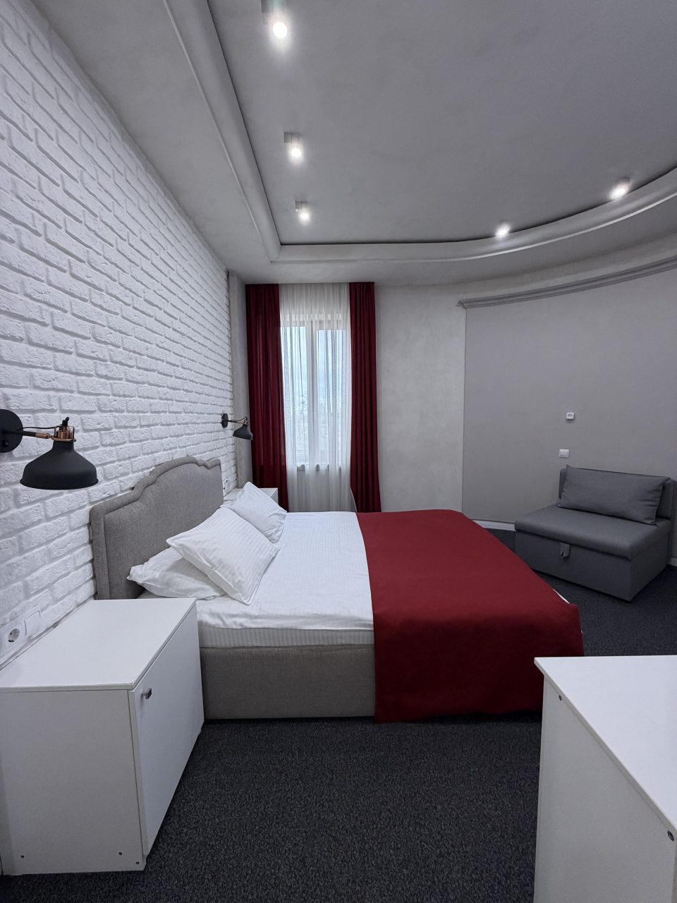 Полулюкс, Отель Петр