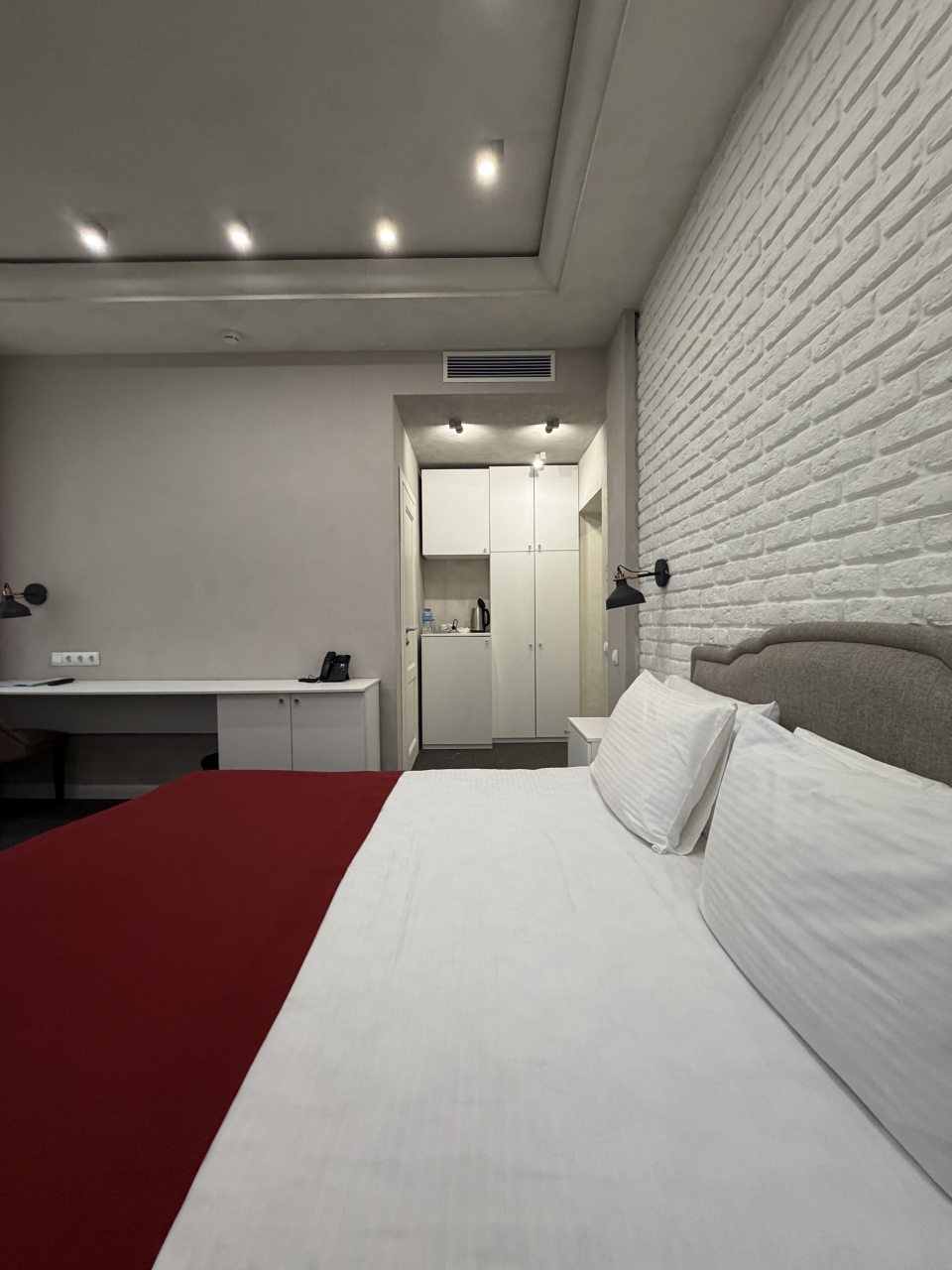 Полулюкс, Отель Петр