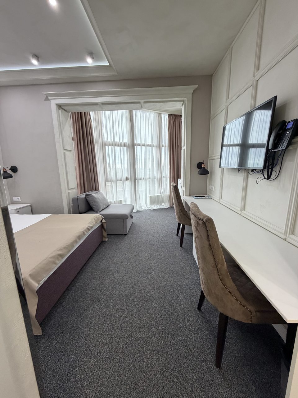 Полулюкс, Отель Петр