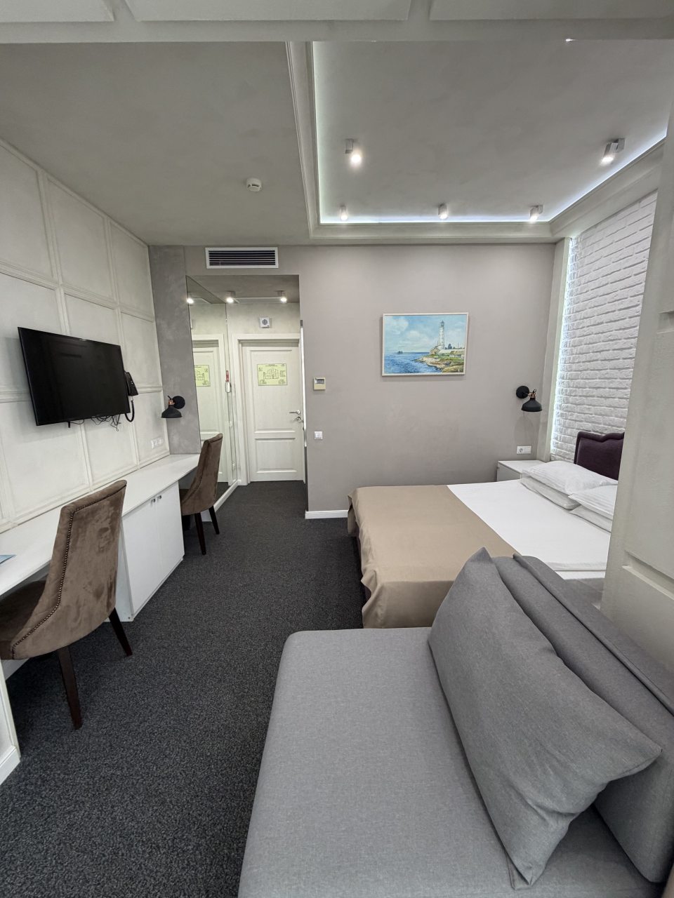 Полулюкс, Отель Петр