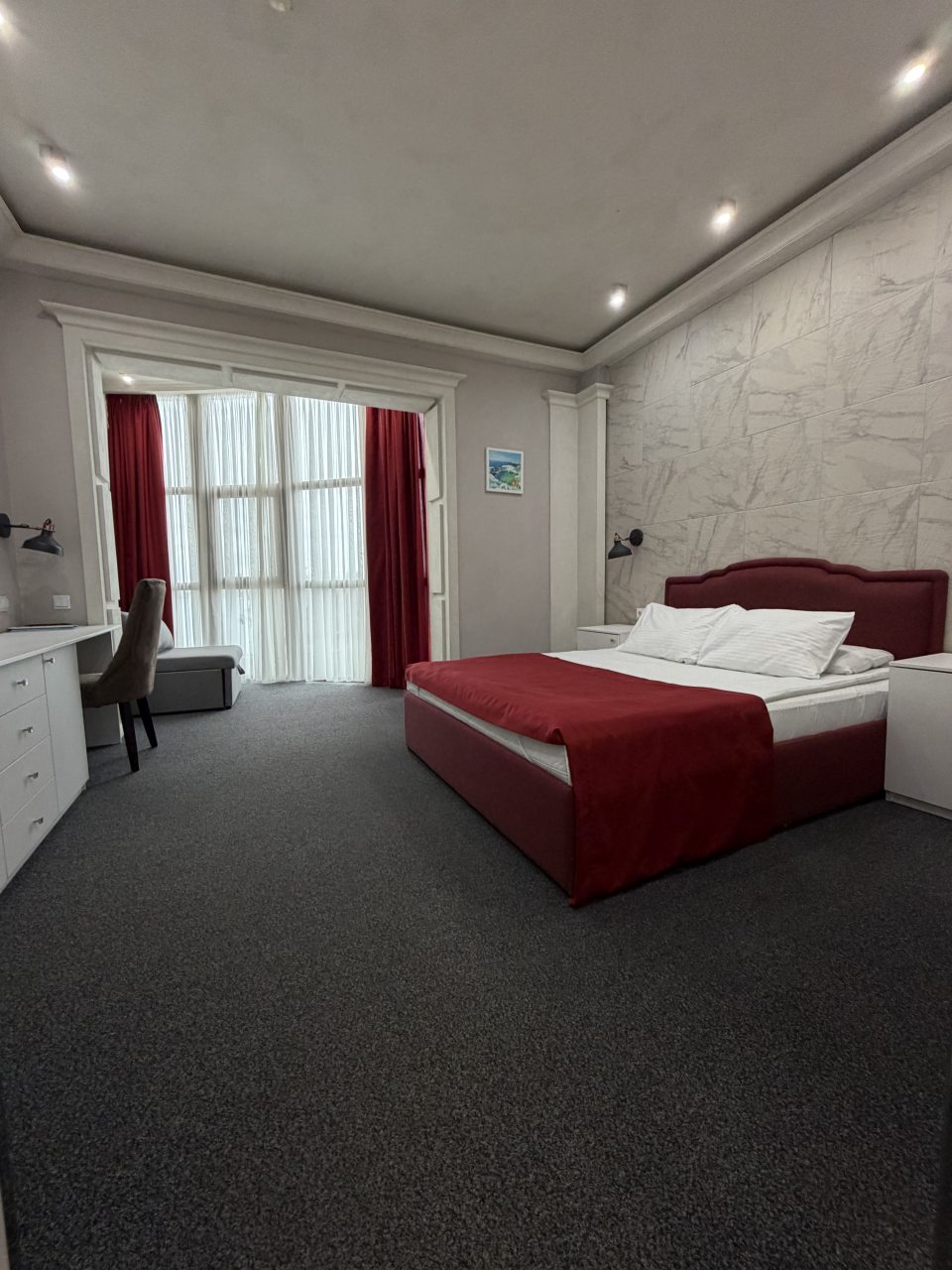 Полулюкс, Отель Петр