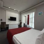 Полулюкс, Отель Петр