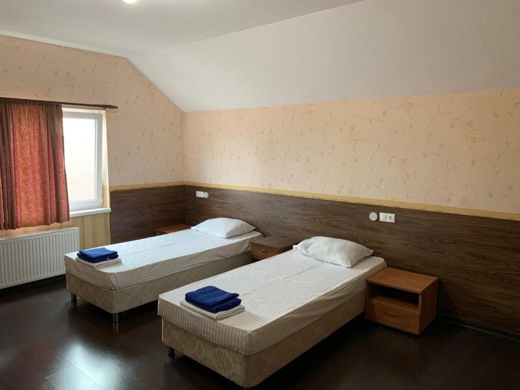 Двухместный (Двухместный номер с 2 отдельными кроватями и собственной ванной комнатой) гостевого дома Транзит, Адлер