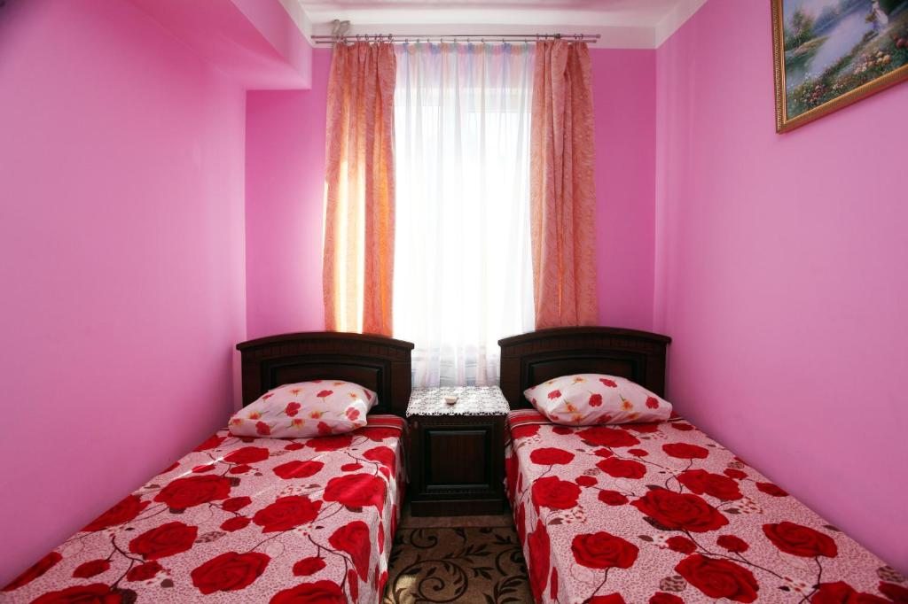 Двухместный (Двухместный номер с 2 отдельными кроватями и душем) гостевого дома Надежда на Свердлова, Адлер