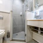 Современная ванная комната оборудованная душевой