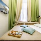 Окна номеров выходят либо на  улицу, либо во внутренний двор