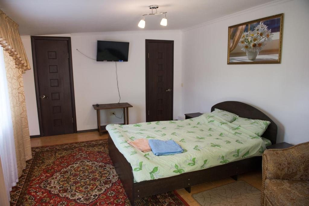 Двухместный (Двухместный номер Делюкс с 1 кроватью + дополнительная кровать) гостевого дома У старого моста, Даховская