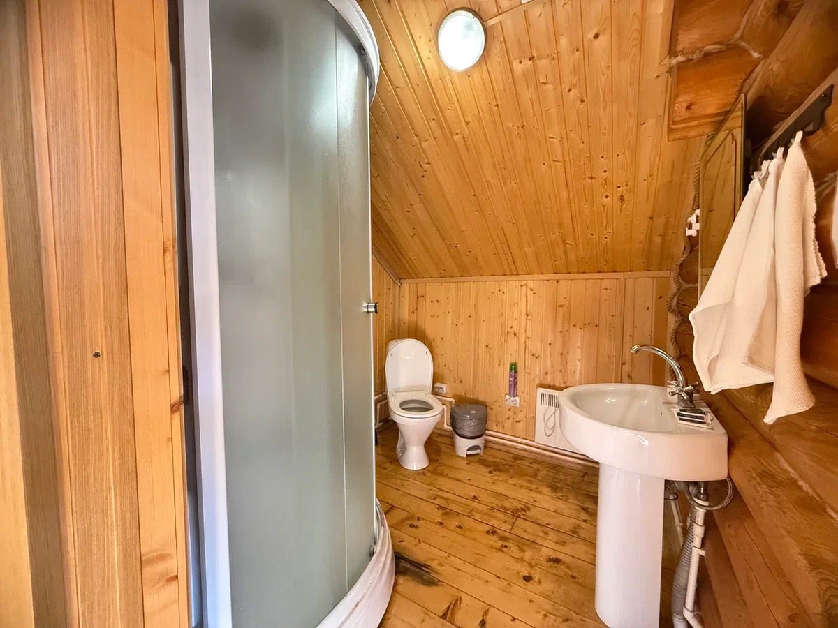 Собственная ванная комната с душевой кабиной