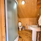 Собственная ванная комната с душевой кабиной