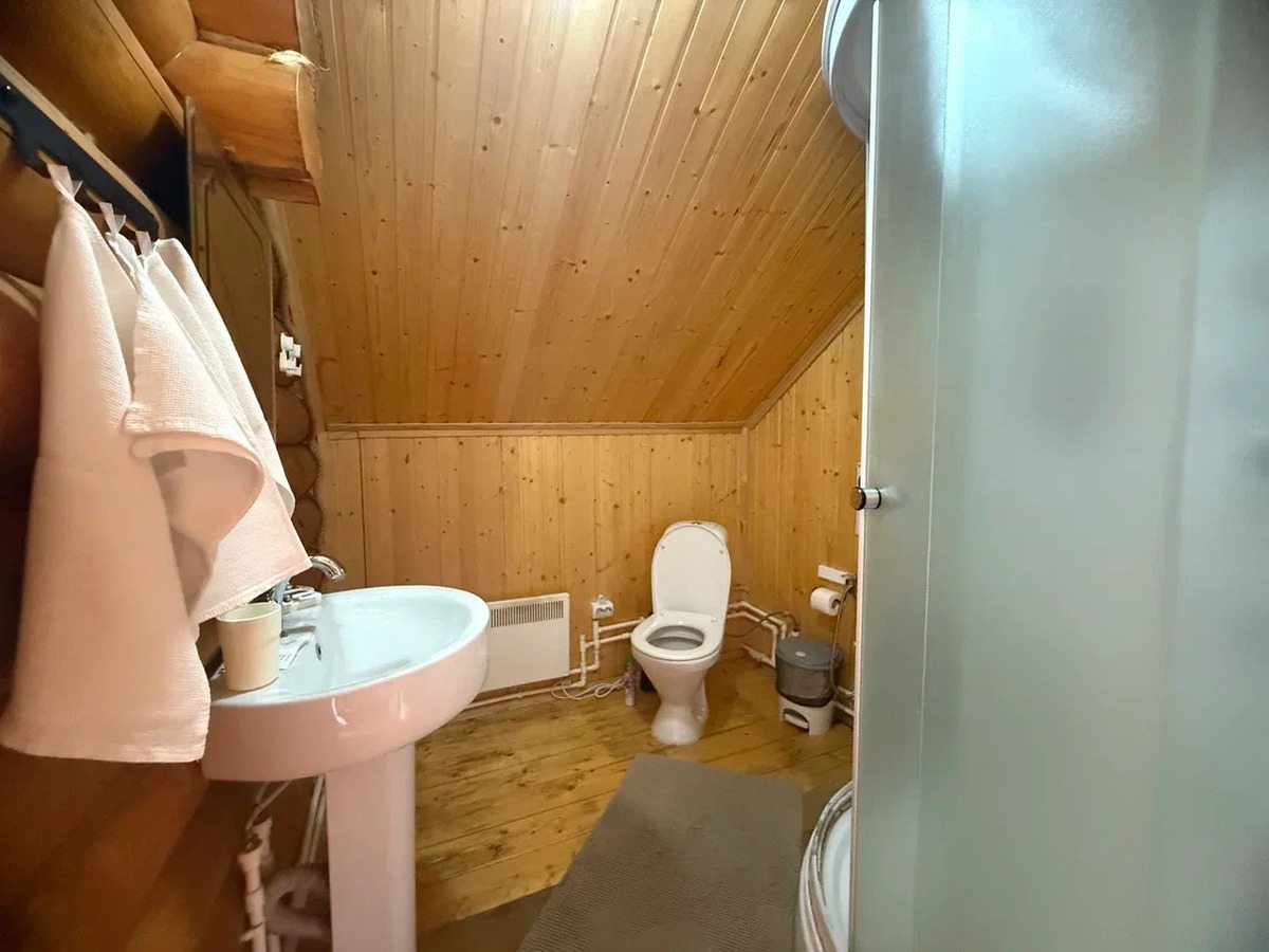 Душевая кабина в ванной комнате