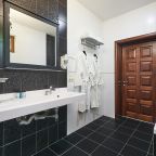 Двухместный (Улучшенный с 1 кроватью или 2 отдельными кроватями, вид на бассейн), Гостевой дом Alm Hotel