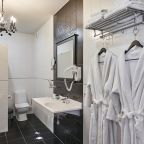 Двухместный (Улучшенный с 1 кроватью или 2 отдельными кроватями, вид на бассейн), Гостевой дом Alm Hotel