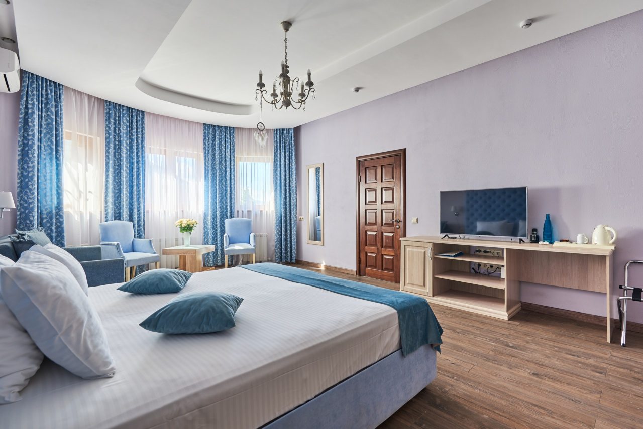 Двухместный (Улучшенный с 1 кроватью или 2 отдельными кроватями, вид на бассейн), Гостевой дом Alm Hotel