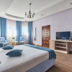 Двухместный (Улучшенный с 1 кроватью или 2 отдельными кроватями, вид на бассейн), Гостевой дом Alm Hotel