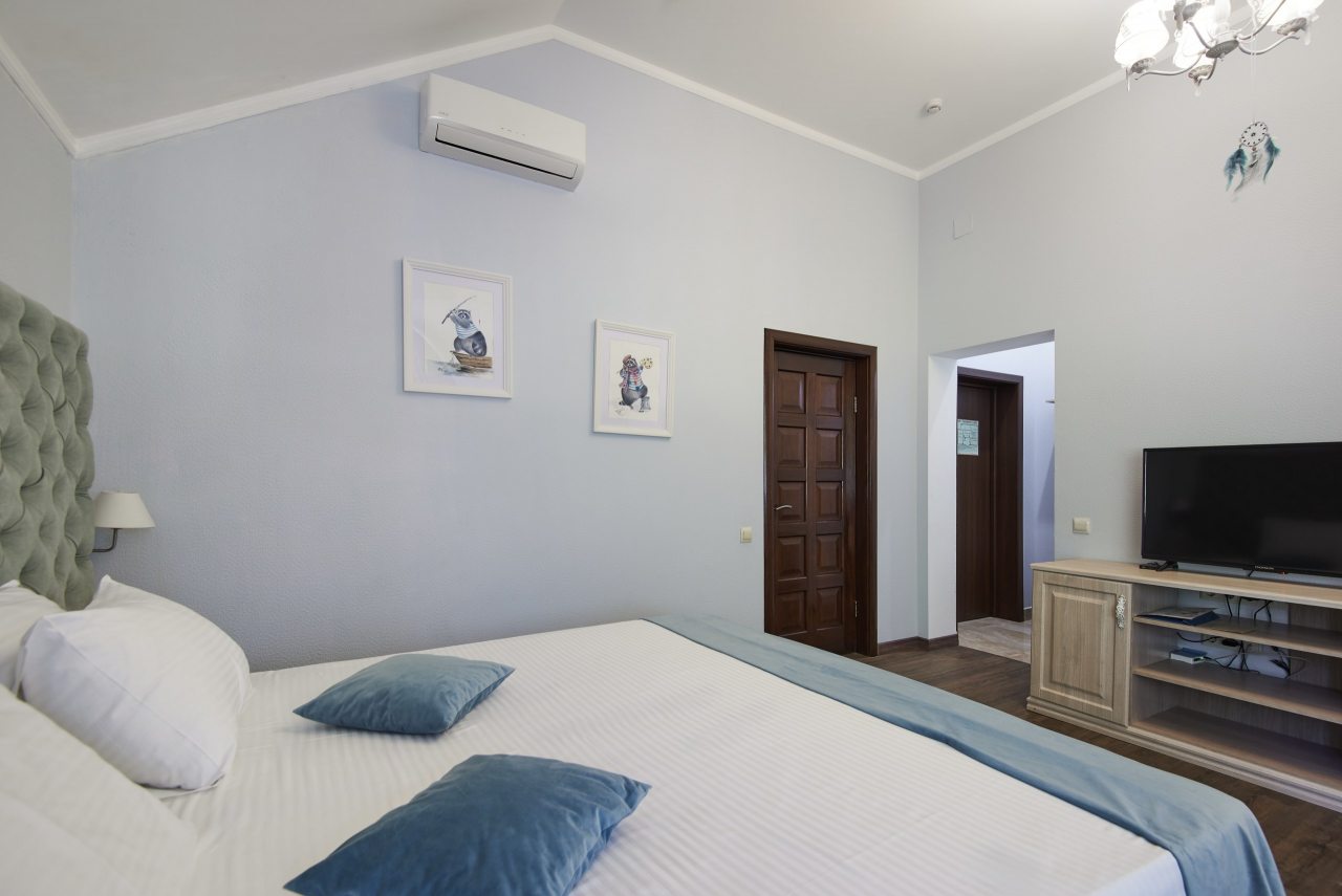 Двухместный (Улучшенный с 1 кроватью или 2 отдельными кроватями и видом на город), Гостевой дом Alm Hotel