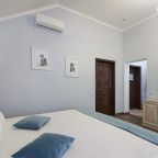 Двухместный (Улучшенный с 1 кроватью или 2 отдельными кроватями и видом на город), Гостевой дом Alm Hotel