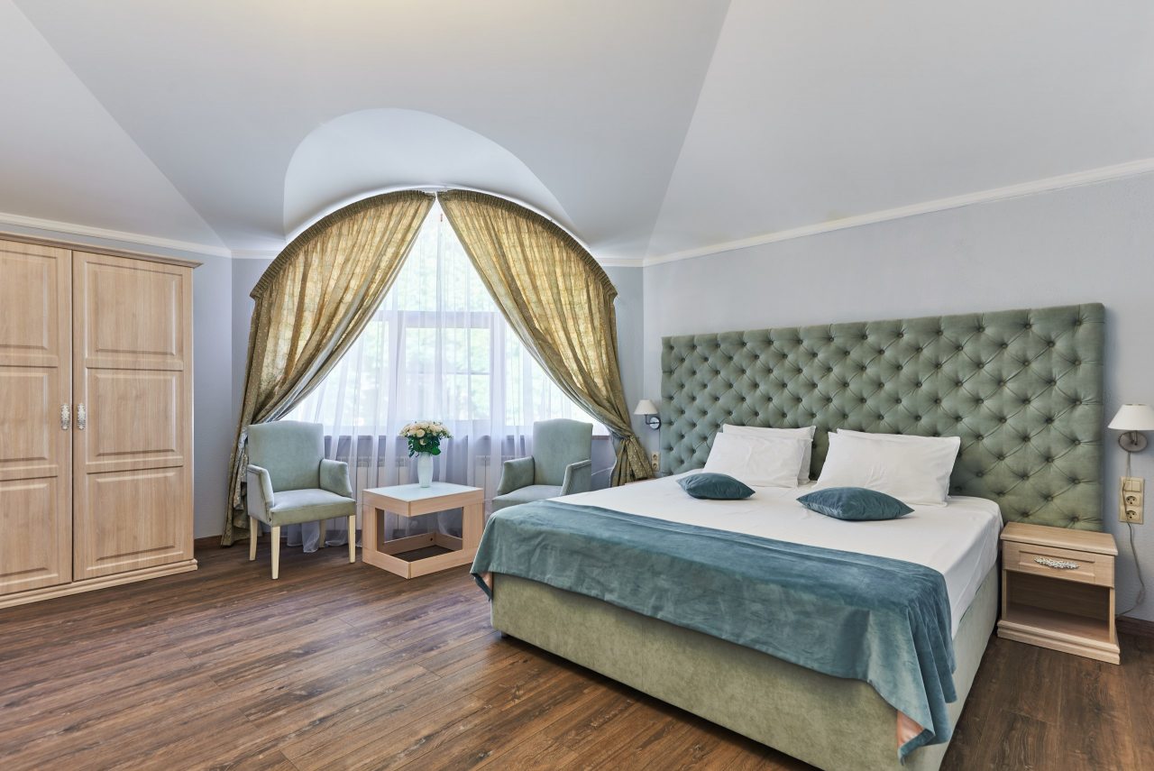 Двухместный (Улучшенный с 1 кроватью или 2 отдельными кроватями и видом на город), Гостевой дом Alm Hotel