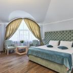 Двухместный (Улучшенный с 1 кроватью или 2 отдельными кроватями и видом на город), Гостевой дом Alm Hotel