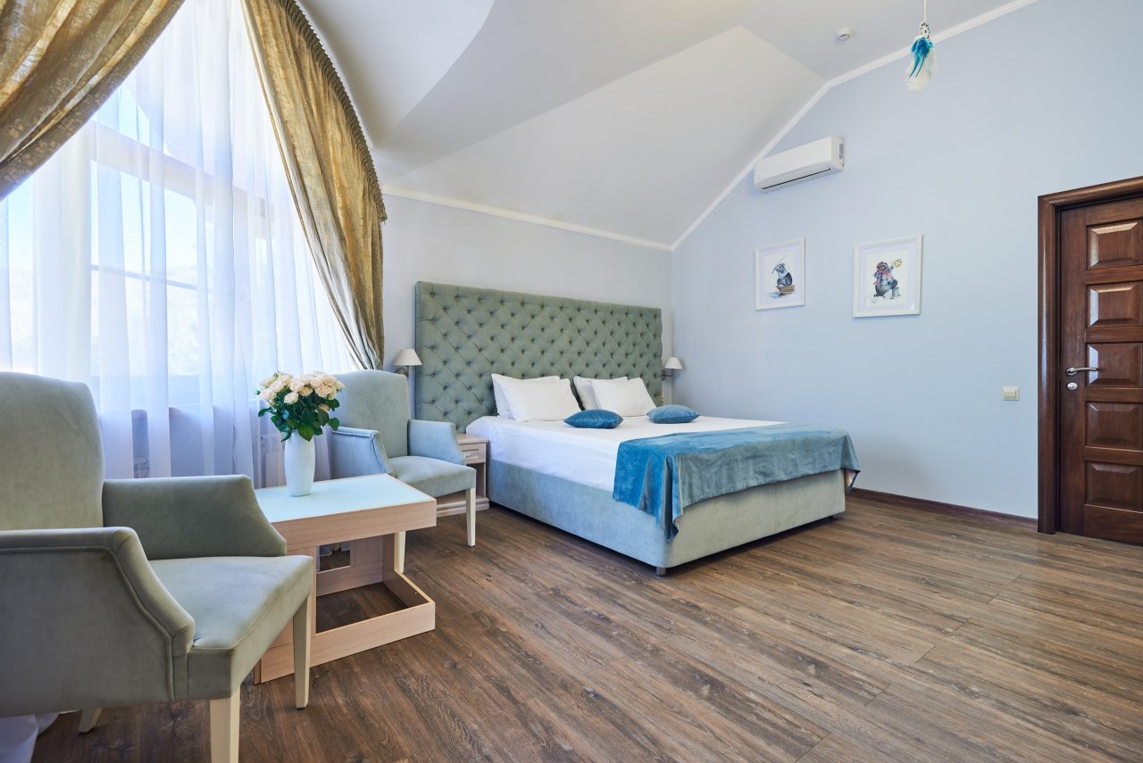 Двухместный (Улучшенный с 1 кроватью или 2 отдельными кроватями и видом на город), Гостевой дом Alm Hotel