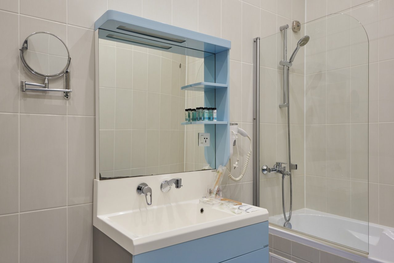 Двухместный (Улучшенный с 1 кроватью или 2 отдельными кроватями и видом на город), Гостевой дом Alm Hotel