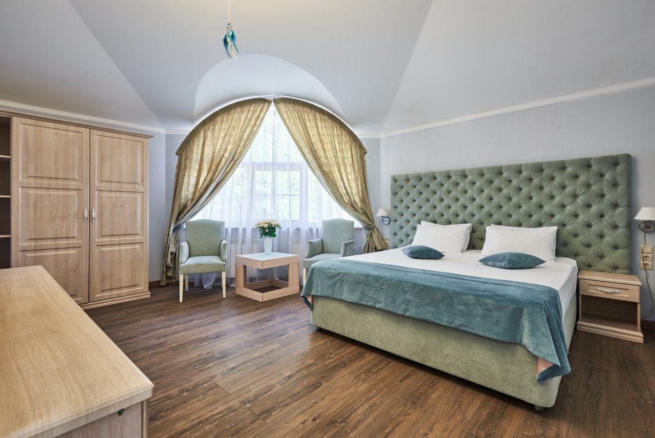 Двухместный (Улучшенный с 1 кроватью или 2 отдельными кроватями и видом на город), Гостевой дом Alm Hotel