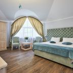 Двухместный (Улучшенный с 1 кроватью или 2 отдельными кроватями и видом на город), Гостевой дом Alm Hotel