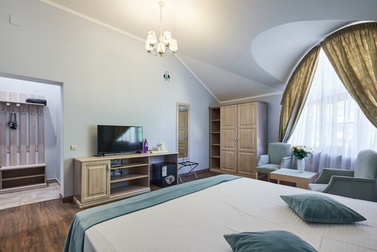 Двухместный (Улучшенный с 1 кроватью или 2 отдельными кроватями и видом на город), Гостевой дом Alm Hotel