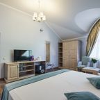 Двухместный (Улучшенный с 1 кроватью или 2 отдельными кроватями и видом на город), Гостевой дом Alm Hotel