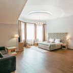 Люкс (Люкс с видом на горы и балконом), Гостевой дом Alm Hotel