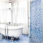 Люкс (Люкс с видом на горы и балконом), Гостевой дом Alm Hotel