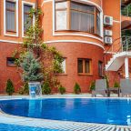 Подогреваемый бассейн круглый год, Гостевой дом Alm Hotel