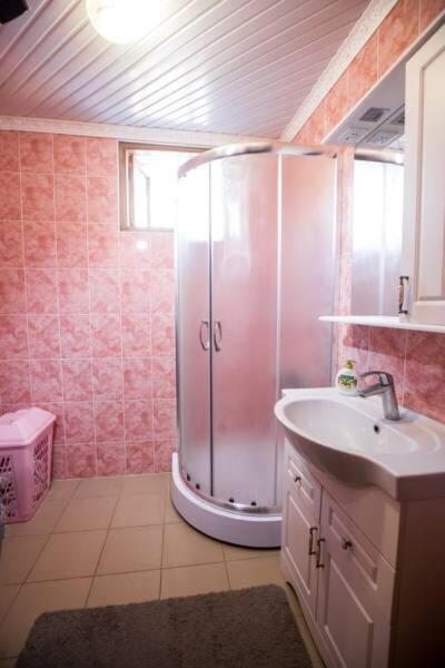 Трехместный (Трехместный номер с собственной ванной комнатой) мини-отеля Афина, Красная Поляна