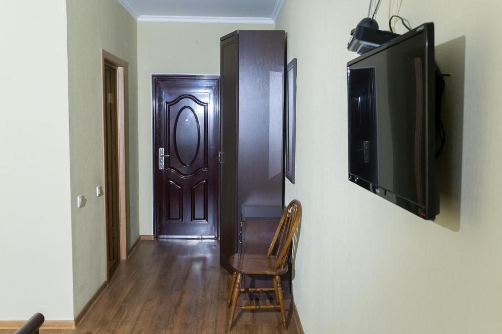 Трехместный (Трехместный номер с собственной ванной комнатой) мини-отеля Афина, Красная Поляна