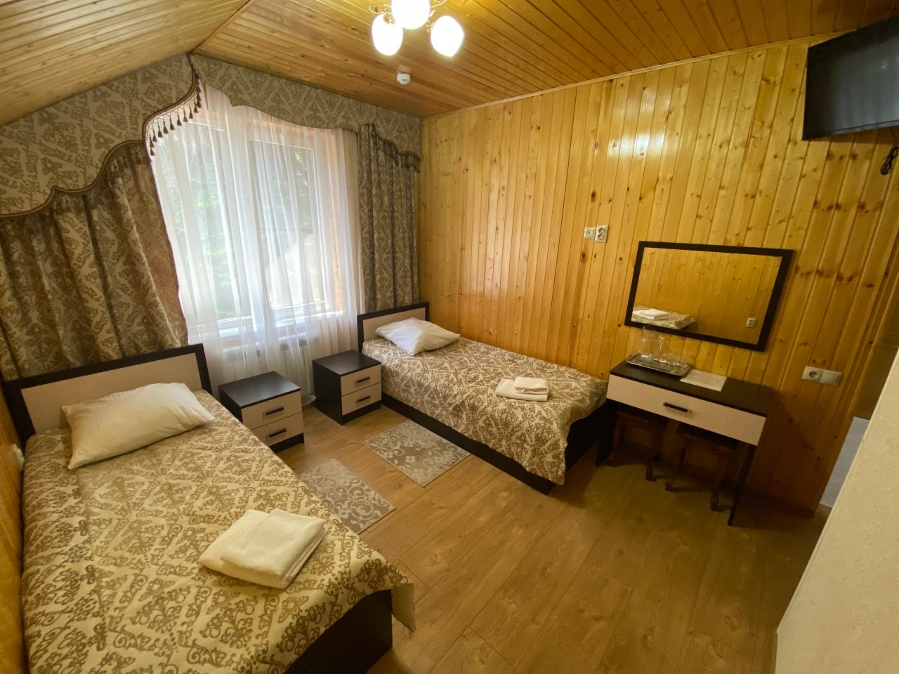 Трехместный (Трехместный номер с раздельными кроватями) гостевого дома Турист, Архыз