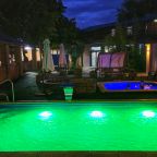 Вечерняя подсветка бассейна.