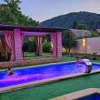 Вечерняя атмосфера у бассейна