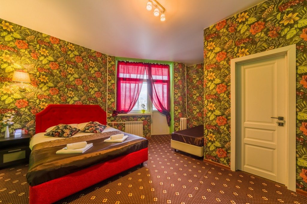 Двухместный (С 1 двуспальной кроватью и 1 односпальной кроватью и балконом) отеля Апельсин Чистые пруды, Москва