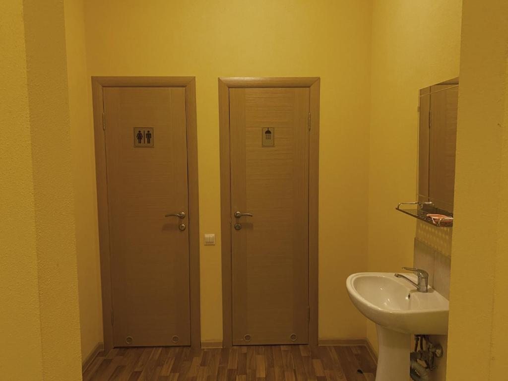 Двухместный (Двухместный блочный номер с ванной на 2 номера - 1 кровать) хостела На Комсомольской, Сочи