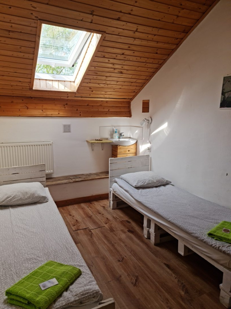 Двухместный (2-х местный номер с двумя односпальными кроватями,удобства на этаже) гостевого дома Арт-деревня Витланд, Балтийск