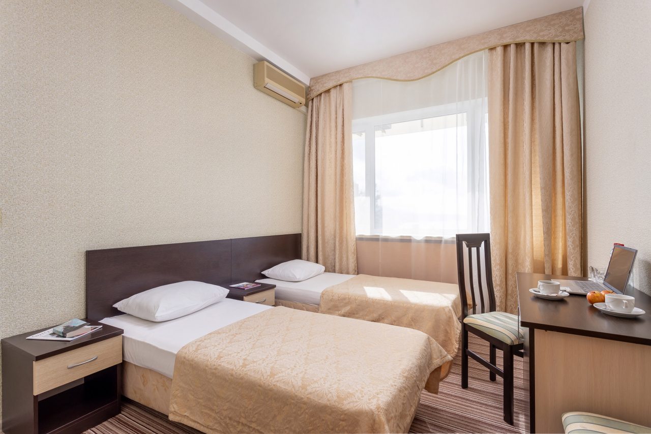 Двухместный (Стандарт однокомнатный с 1 или 2 раздельными кроватями) отеля AZIMUT Отель Прометей Небуг